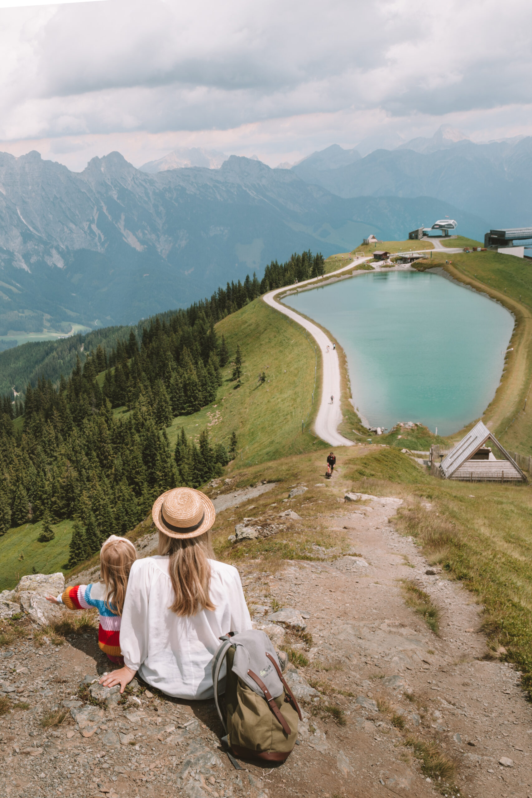 Infinity Pool im Luxushotel Riederalm mit Blick auf die Alpen