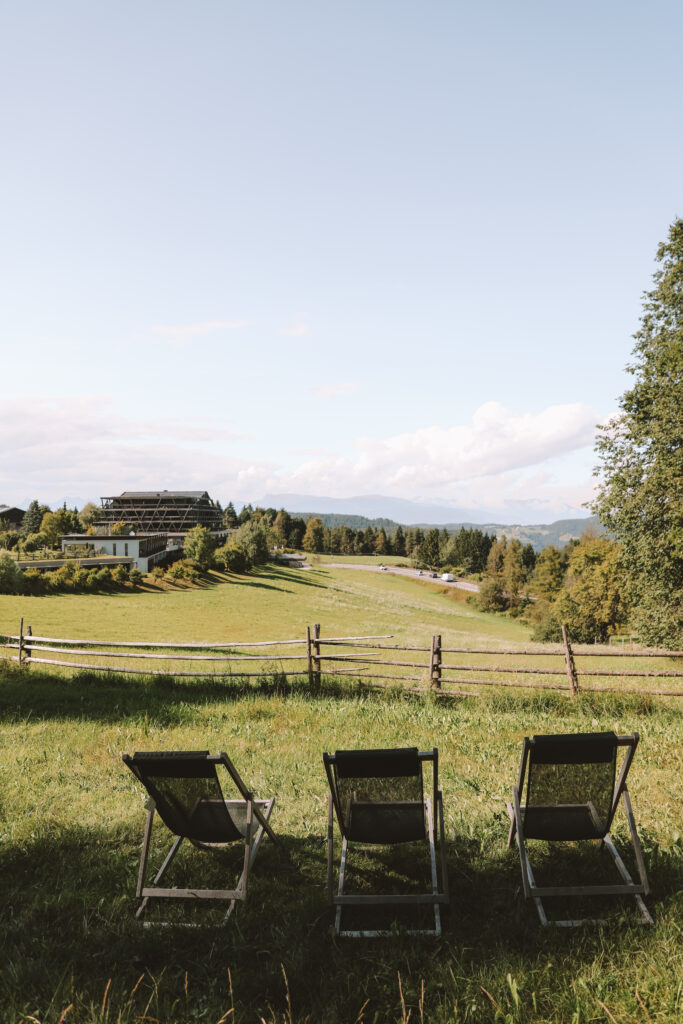 Liegestühle mit Ausblick auf das Naturhotel Pfösl