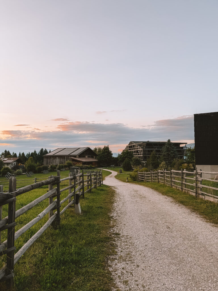 das Naturhotel Pfösl in der Abendsonne