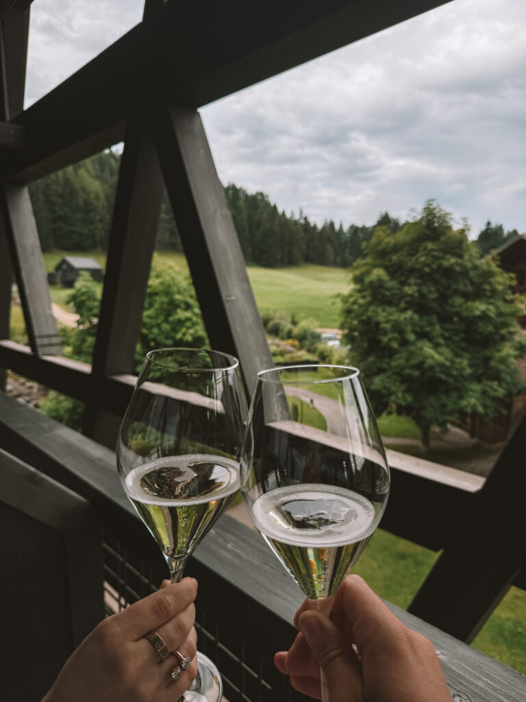 Green Luxury Hotel Pfösl und Champagner zum Anstoßen