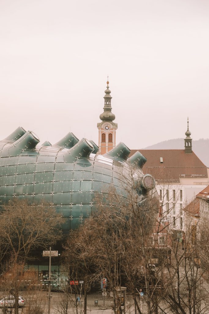 Kunsthaus Graz blending in the city shape