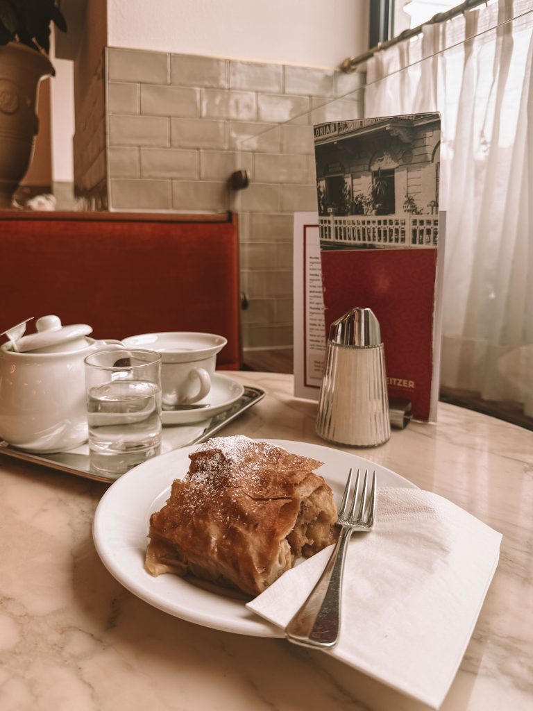 Apfelstrudel in Graz Kaffeehaus