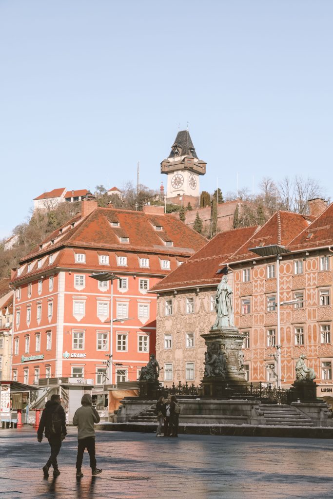 Altstadt von Graz mit roten Dächern und historischen Fassaden