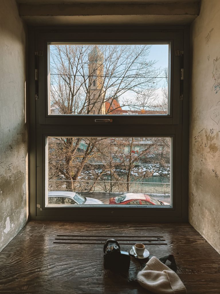Morgendliche Kaffeeszene bei Tribeka in Graz