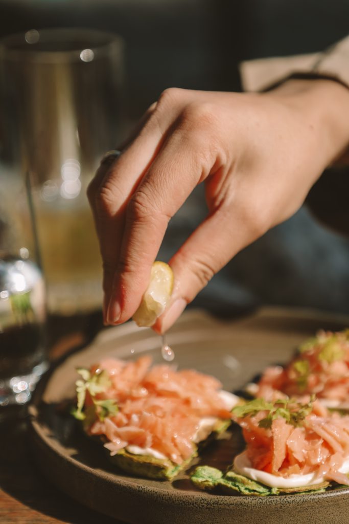 Lachs auf Spinat-Waffeln bei Skål Berlin