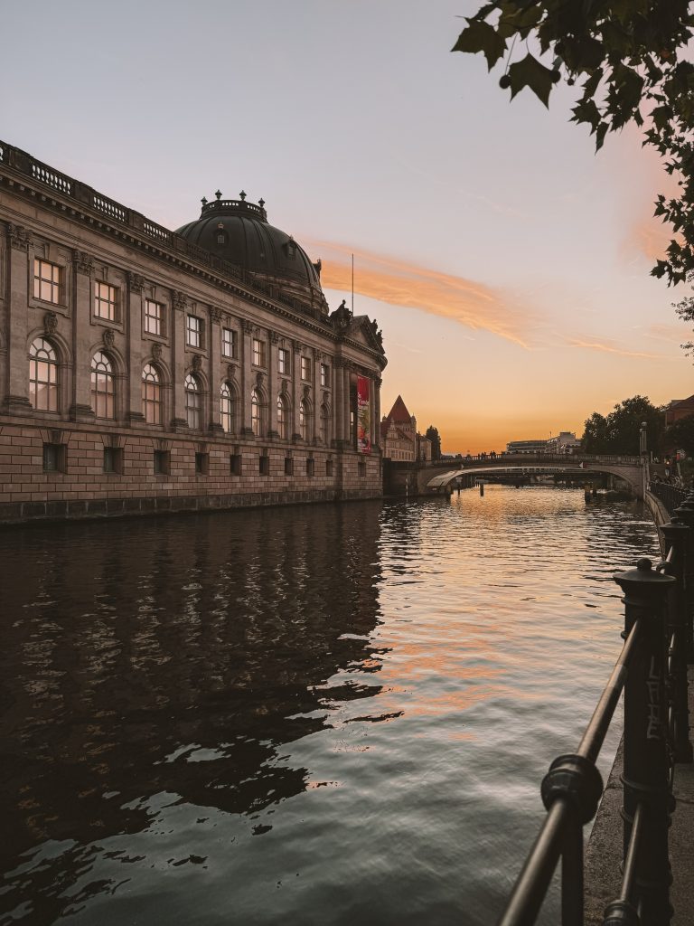 Blick über Berlin bei Abendlicht für ein Wochenende in Berlin