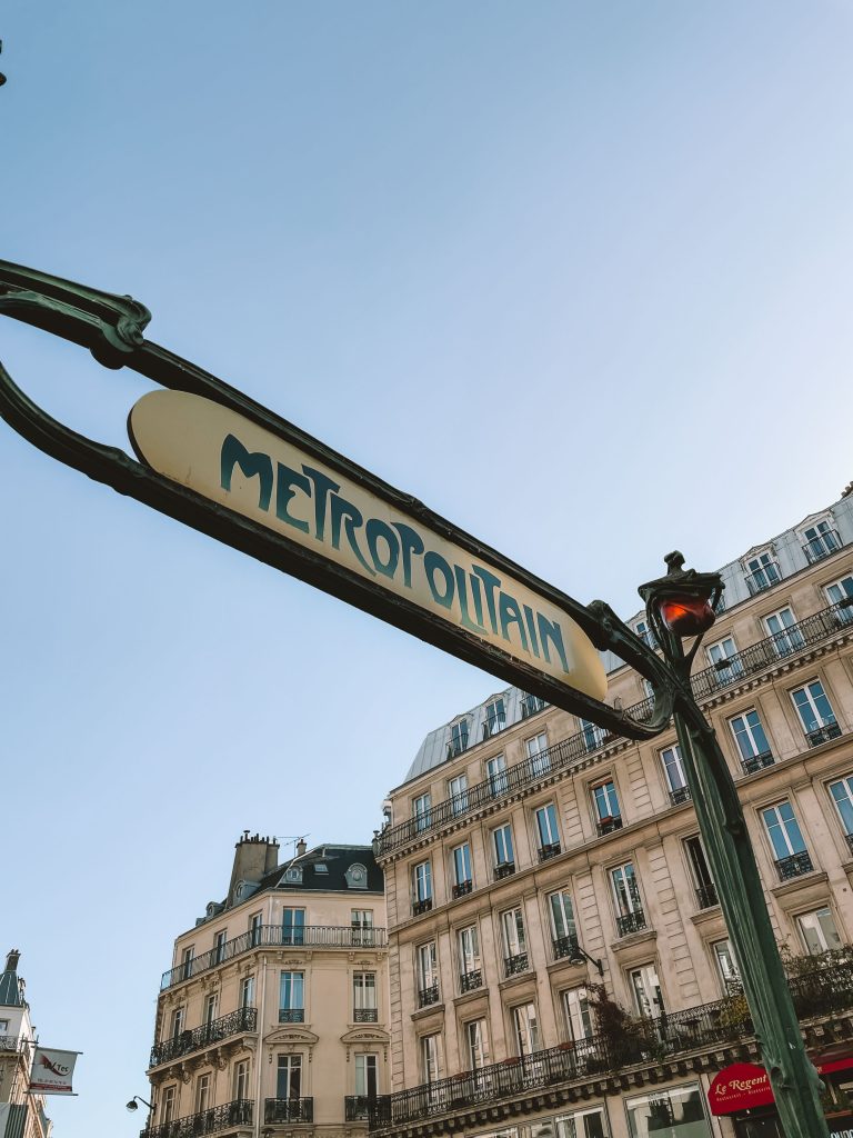 Pariser Metroschild und berühmte Fassaden
