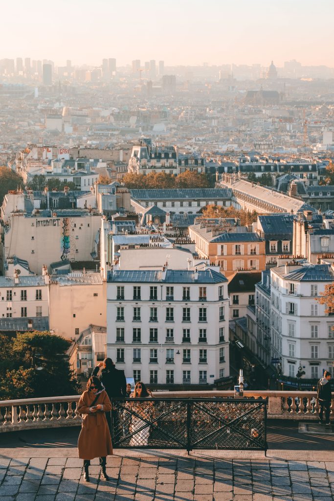 Aussicht im Herbst von den Stufen von Montmartre