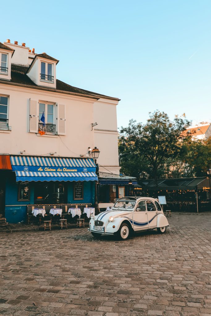 Montmartre mit einem Vintage Auto